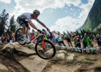 “VAN DER POELS PLAN VOOR HET WK OP DE WEG KRIJGT VORM!”   Na een enorme teleurstelling tijdens het WK mountainbiken in Val di Sole richt Mathieu van der Poel zijn blik alweer op de weg. De Nederlandse superster heeft bevestigd dat hij wil deelnemen aan het WK wielrennen op de weg in 2026, waarmee hij een nieuwe kans op de regenboogtrui stevig op zijn kalender heeft staan