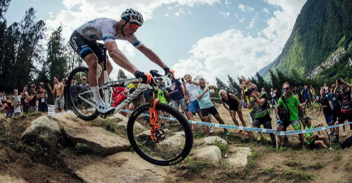 “VAN DER POELS PLAN VOOR HET WK OP DE WEG KRIJGT VORM!” Na een enorme teleurstelling tijdens het WK mountainbiken in Val di Sole richt Mathieu van der Poel zijn blik alweer op de weg. De Nederlandse superster heeft bevestigd dat hij wil deelnemen aan het WK wielrennen op de weg in 2026, waarmee hij een nieuwe kans op de regenboogtrui stevig op zijn kalender heeft staan