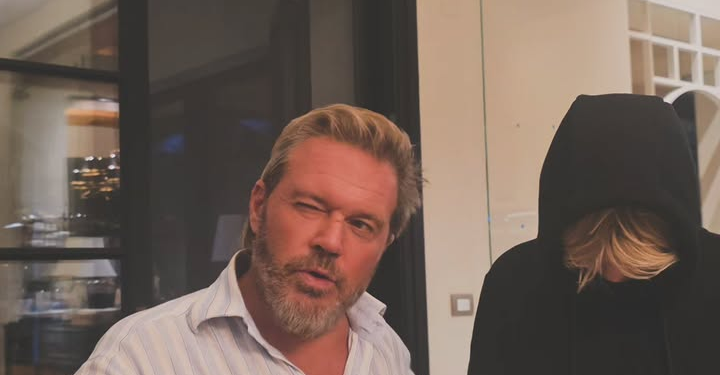 ”HETKI PERINTÖÄ!” — Kimi Räikkönen jakaa erityisen hetken Ginorosaton ja nuoren ässä Räikkösen kanssa, kun nouseva kilpa-ajolahjakkuus jakaa nimikirjoituksen ja tarjoaa hienostuneen kurkistuksen Räikkösen kilpa-ajoperinnön seuraavaan sukupolveen