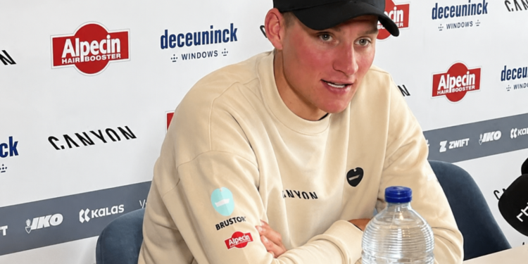 “HIJ IS KLAAR OM ERMEE TE STOPPEN!” — Mathieu van der Poel overweegt naar verluidt 2028 als zijn laatste seizoen, nu zijn contract bij Alpecin-Premier Tech ten einde loopt; de komst van “BÉBÉ VDP” en Roxanne Bertels zou wel eens de inspiratie kunnen zijn voor een nieuw hoofdstuk waarin het gezin centraal staat… Lees meer…