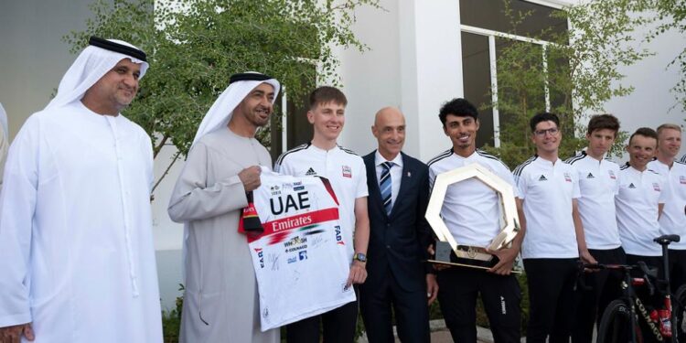 « UN MOMENT DE FIERTÉ À ABU DHABI ! » — LE CHEIKH MOHAMED BIN ZAYED FÉLICITE TADEJ POGAČAR, MAURO GIANETTI ET L’ÉQUIPE UAE Team EMIRATES-XRG… MAIS QU’A FAIT L’ÉQUIPE POUR MÉRITE CET HONNEUR ?