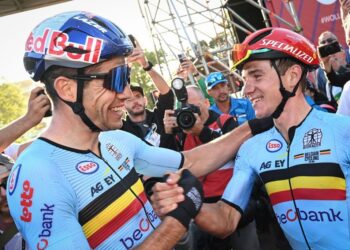 “KLOPT ER IETS NIET?” — WOUT VAN AERTS ONGEBRUIKELIJKE AANLOOP NAAR HET WK ZORGT VOOR CONTROVERSIE VOORAFGAAND AAN MONTRÉAL…