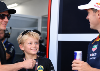 Kimi Räikkönen ja Sebastian Vettel jälleen yhdessä ”Ainoa mies, joka saa ’Icemanin’ sulamaan!” – Sebastian Vettel kohtaa Kimi Räikkösen ja saa tämän kuuluisan hymyn esiin!