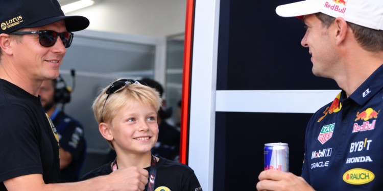 Kimi Räikkönen ja Sebastian Vettel jälleen yhdessä ”Ainoa mies, joka saa ’Icemanin’ sulamaan!” – Sebastian Vettel kohtaa Kimi Räikkösen ja saa tämän kuuluisan hymyn esiin!