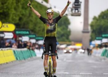 “DE PRIJZENKAST VAN EEN KAMPIOEN!” — De indrukwekkende verzameling wereldtitels, kampioenschapsmedailles, overwinningen in Monumenten en grote wielertrofeeën van Wout van Aert komt in beeld, terwijl de Belgische superster verder bouwt aan een legendarische carrière!