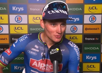 HIJ IS TERUG… EN HIJ WINT NU AL! Mathieu van der Poel heeft vlak voor het wereldkampioenschap een krachtig signaal afgegeven – en wielerfans zullen hier nog lang over napraten… Lees meer…