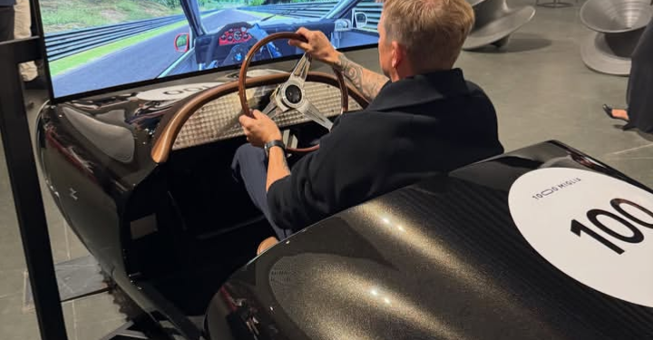  ”JOHTAA KOKEMUKSELLA, INSPIROI TULEVAISUUTTA!” — KIMI RÄIKKÖNEN TUTUSTUU SIMULAATTORIIN TORINON AUTOMUSEOSSA JA OSOITTAA, ETTÄ MESTARIN VAIKUTUS ULOTTUU KAUKAN RADAN ULKOPUOLELLE. 